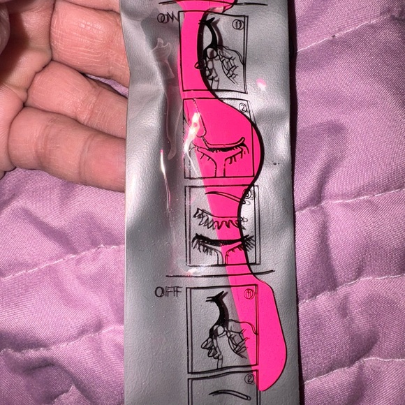 3 False eyelash applicators (NEON PINK) - Picture 3 of 5